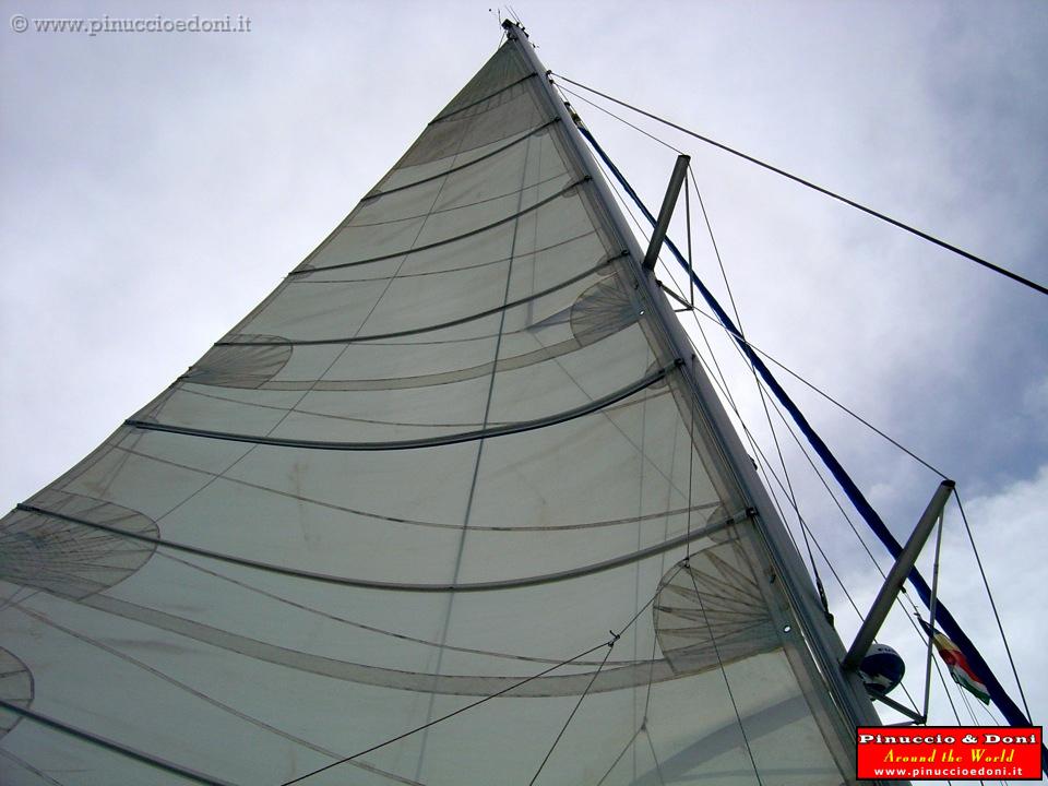 SEYCHELLES - 078 - A vela verso Praslin.jpg